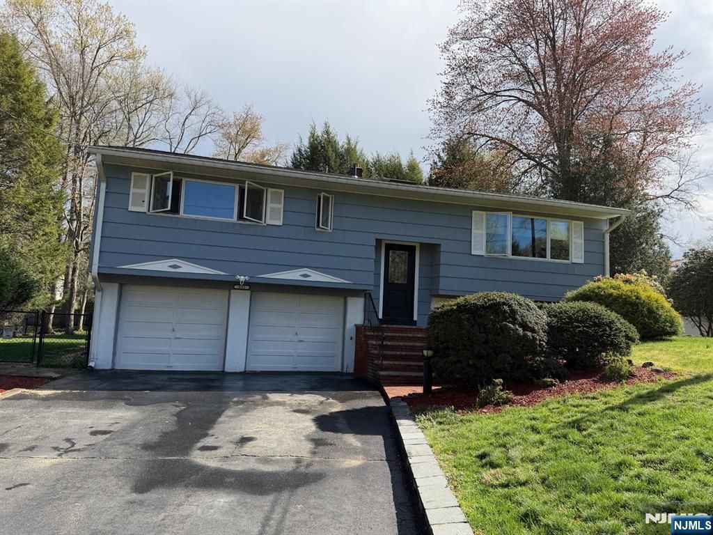 Photo of 595 Echo Glen Avenue, River Vale, NJ 07675 (MLS # 26013927)