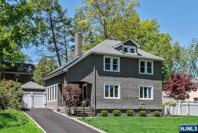 1076 Stasia St, Teaneck, New Jersey - 3 Bedrooms  
3 Bathrooms  
8 Rooms - 