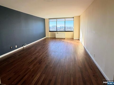 Photo of 770 Anderson Ave #11C, Cliffside Park, NJ 07010 (MLS # 25040878)