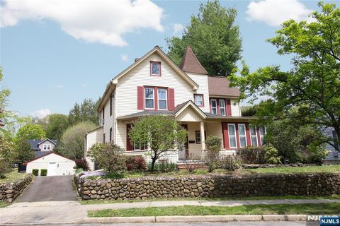 Photo of 160 Myrtle Ave, Allendale, NJ 07401 (MLS # 26011071)