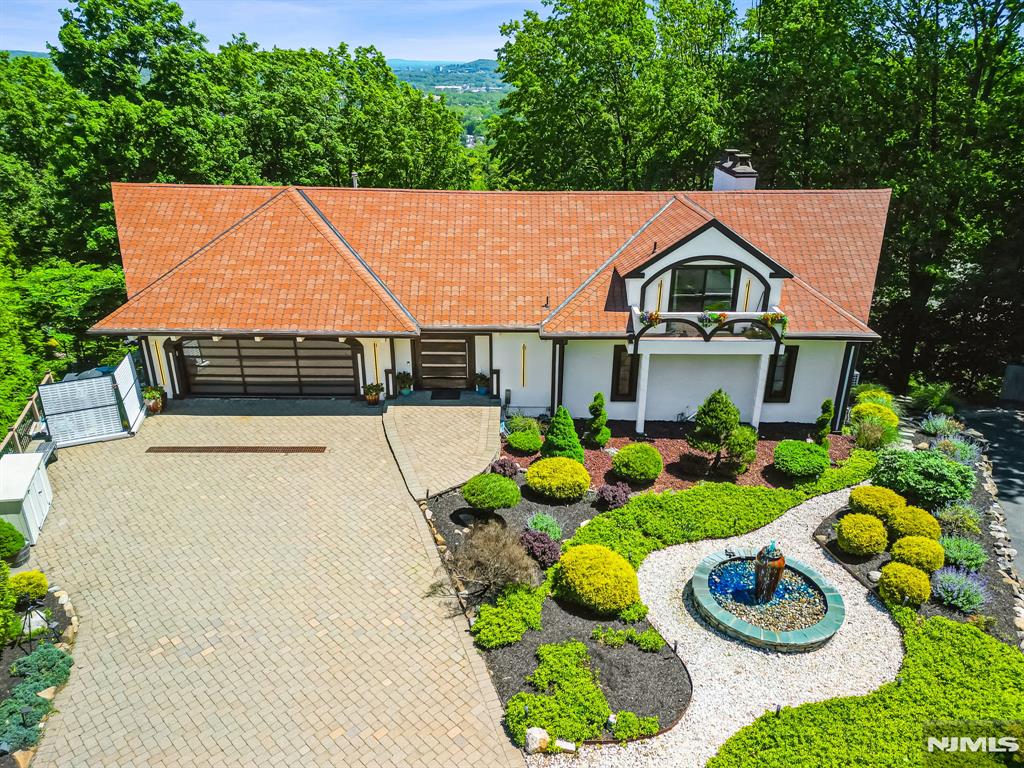 18 Fairview Drive, North Caldwell, New Jersey - 5 Bedrooms  
5 Bathrooms  
11 Rooms - 