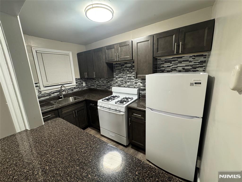 90 Ivy Ln, Englewood, New Jersey - 1 Bedrooms  
1 Bathrooms  
4 Rooms - 