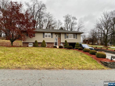 Photo of 2 Geraldine DR, Wantage, NJ 07461 (MLS # 26034908)