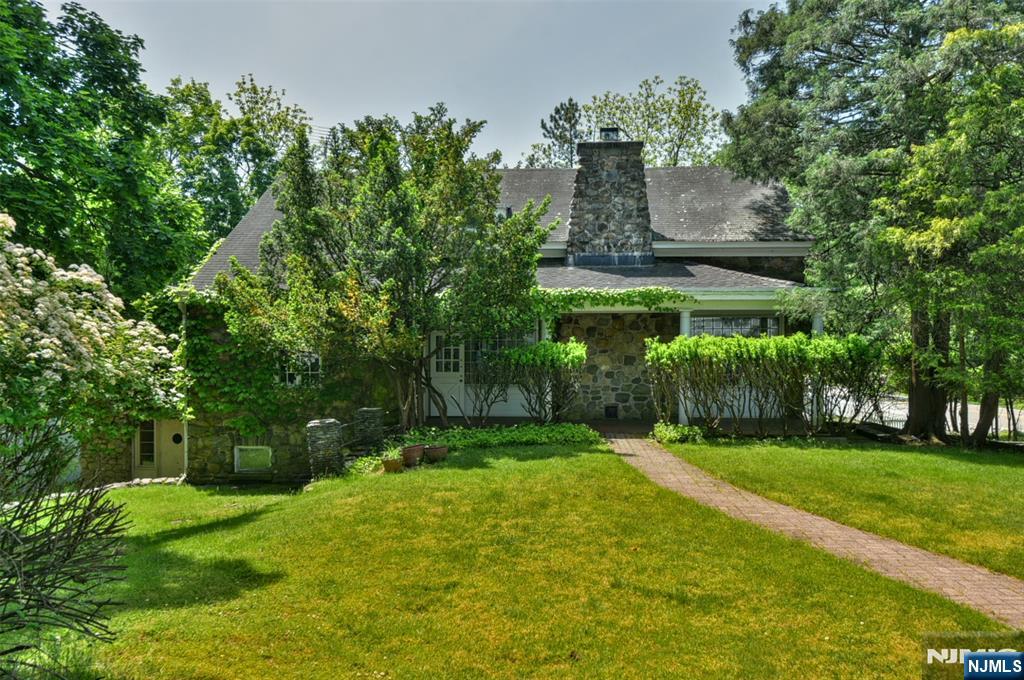 Homes for Sale in Northern NJ | ThisIsRiverEdge.com 584 W Saddle River Road
