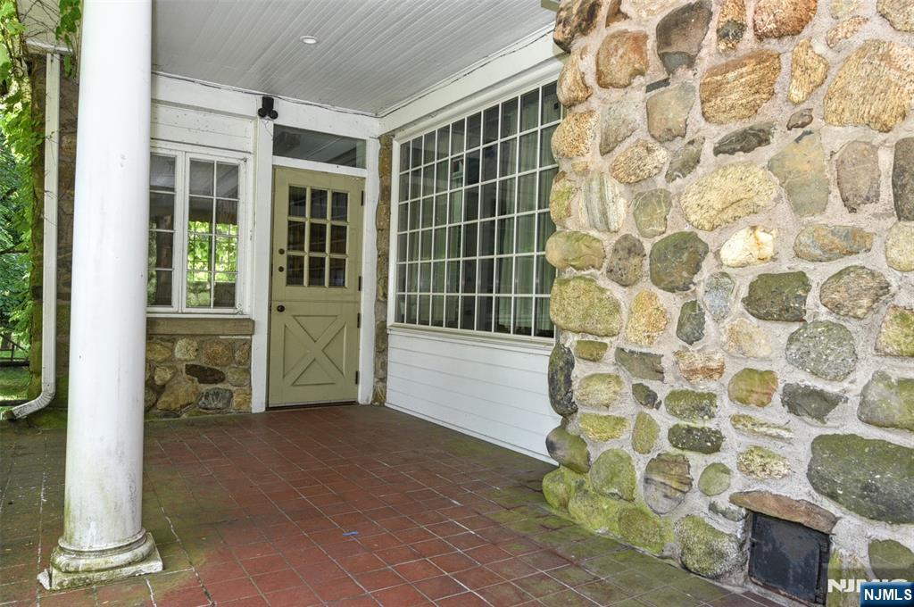 Homes for Sale in Northern NJ | ThisIsRiverEdge.com 584 W Saddle River Road