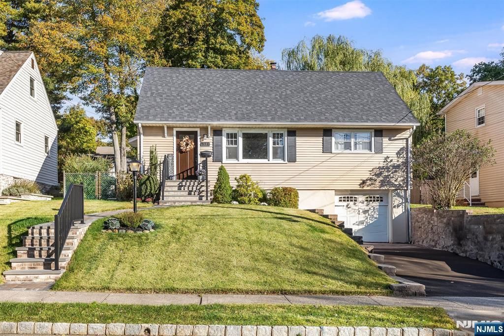 Photo of 31 Oak Lane, Verona, NJ 07044 (MLS # 25038569)