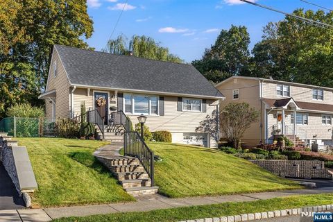 Photo of 31 Oak Lane, Verona, NJ 07044 (MLS # 25038569) Photo of 31 Oak Lane, Verona, NJ 07044 (MLS # 25038569)