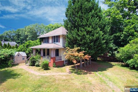 Photo of 8 Brian Court, Pequannock Township, NJ 07440 (MLS # 26023763)