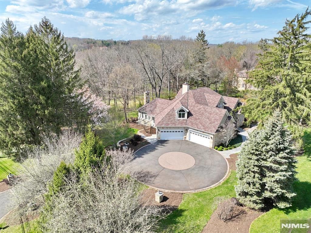 Photo of 285 E Saddle River Road, Upper Saddle River, NJ 07458 (MLS # 26013363)