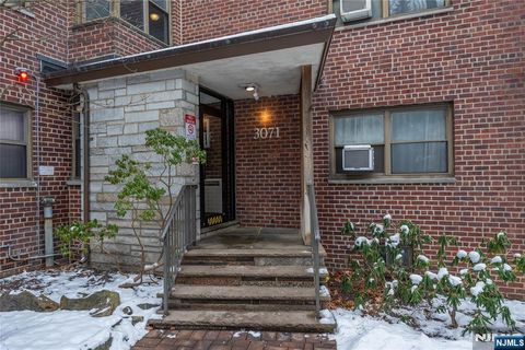Photo of 3071 Edwin Ave #2F, Fort Lee, NJ 07024 (MLS # 26002484)