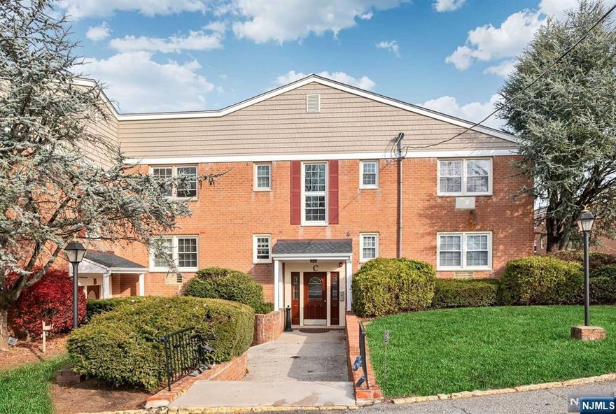 Welcome to this recently updated studio with an open layout that seamlessly integrates living, dining and sleeping. Fresh paint, new appliances, kitchen flooring, bathroom fixtures and new AC are just some of the recent updates. Williamsburg South offers great outdoor space with picnic tables, shared BBQs and a pool for summertime fun. Convenient laundry onsite. The monthly maintenance fee covers heat, water, cooking gas, sewer, parking and access to the pool. Great location with easy access to transportation.