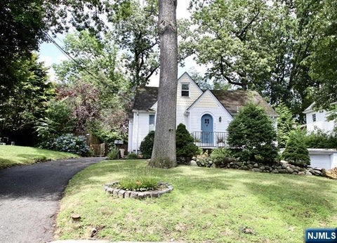 Photo of 506 Smith Pl, Ridgewood Village, NJ 07450 (MLS # 26029828)