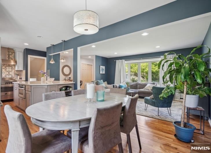 Glen Rock, New Jersey 07452, United States, 3 Bedrooms Bedrooms, ,2 BathroomsBathrooms,Residential,Active,180148