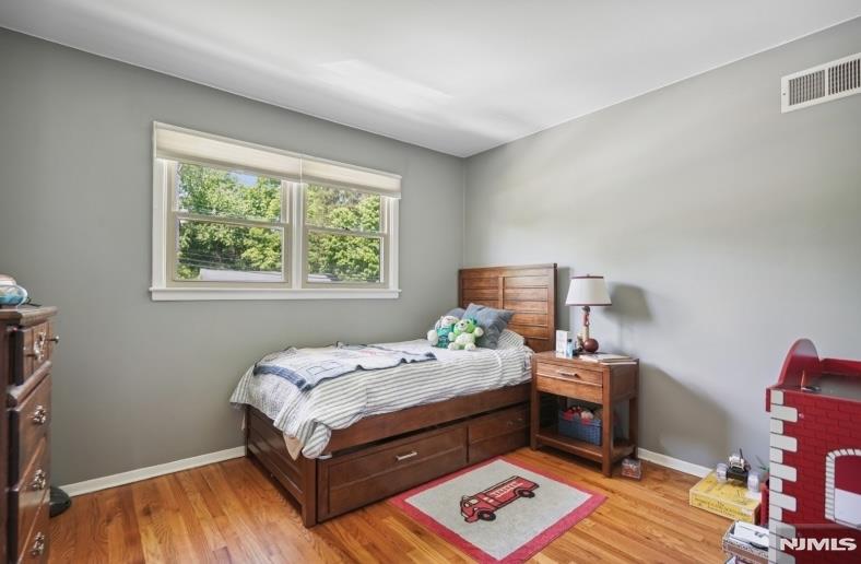 Glen Rock, New Jersey 07452, United States, 3 Bedrooms Bedrooms, ,2 BathroomsBathrooms,Residential,Active,180148