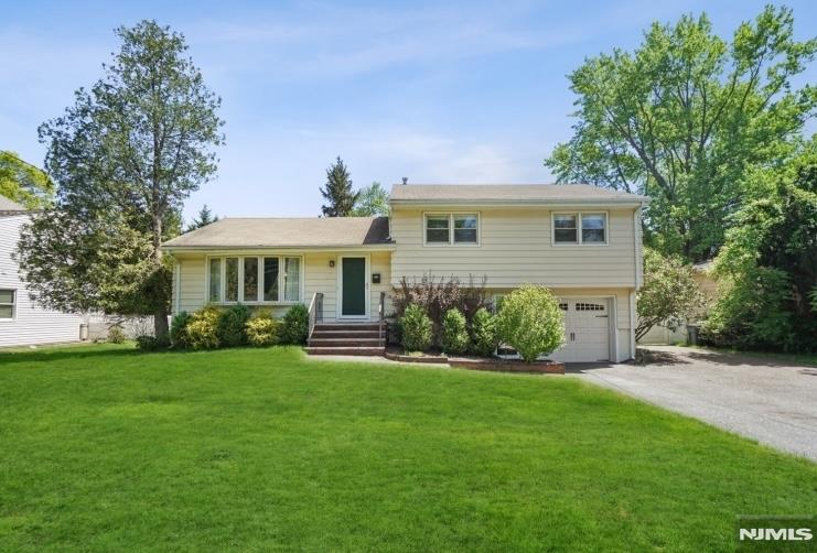 Glen Rock, New Jersey 07452, United States, 3 Bedrooms Bedrooms, ,2 BathroomsBathrooms,Residential,Active,180148