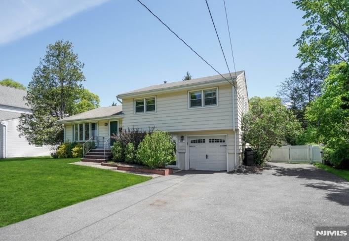 Glen Rock, New Jersey 07452, United States, 3 Bedrooms Bedrooms, ,2 BathroomsBathrooms,Residential,Active,180148