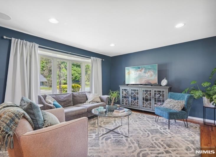 Glen Rock, New Jersey 07452, United States, 3 Bedrooms Bedrooms, ,2 BathroomsBathrooms,Residential,Active,180148