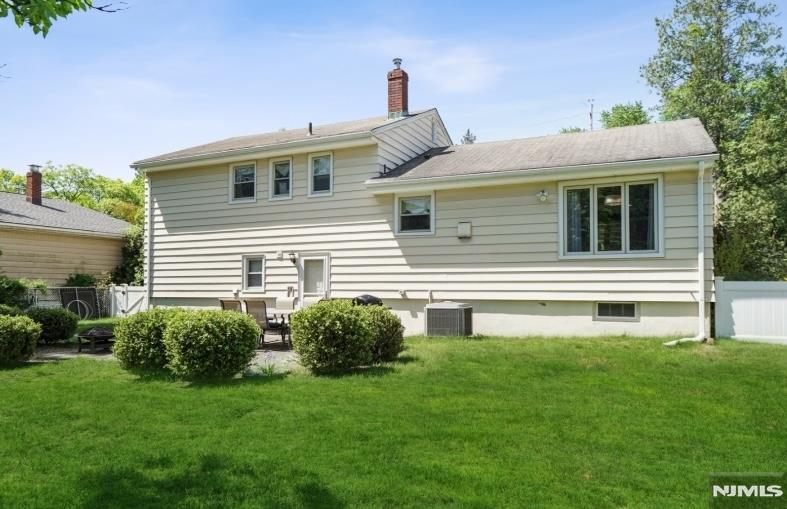 Glen Rock, New Jersey 07452, United States, 3 Bedrooms Bedrooms, ,2 BathroomsBathrooms,Residential,Active,180148