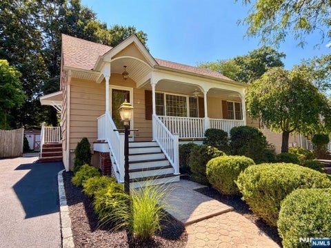 Photo of 15 Oak Lane, Verona, NJ 07044 (MLS # 26032044)