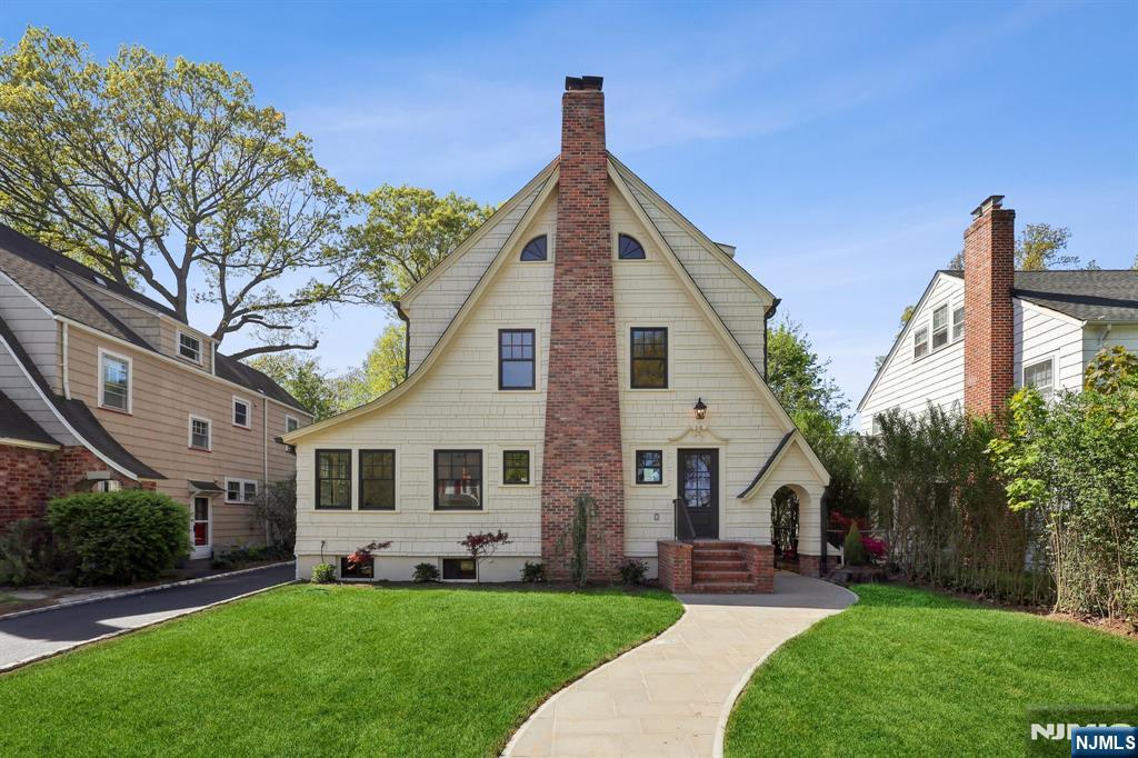 68 Hawthorne Avenue, Glen Ridge, New Jersey - 4 Bedrooms  
5 Bathrooms  
9 Rooms - 