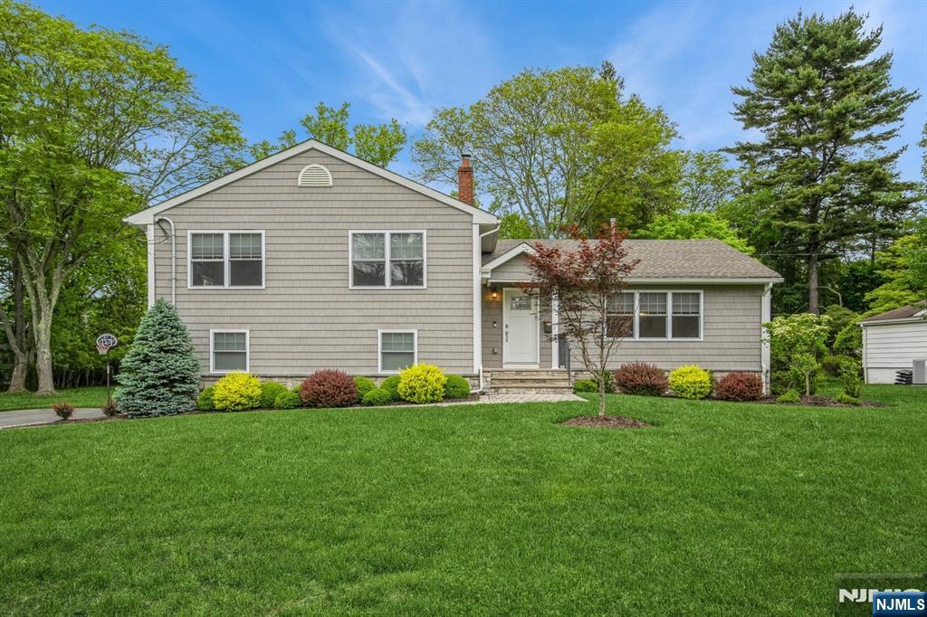 Property for Sale at 26 Shadowlawn Drive, Livingston, New Jersey - Bedrooms: 4 
Bathrooms: 3 
Rooms: 10  - $1,550,000