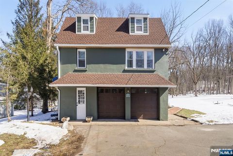 Photo of 549 Ewing, Franklin Lakes, NJ 07417 (MLS # 26007022)