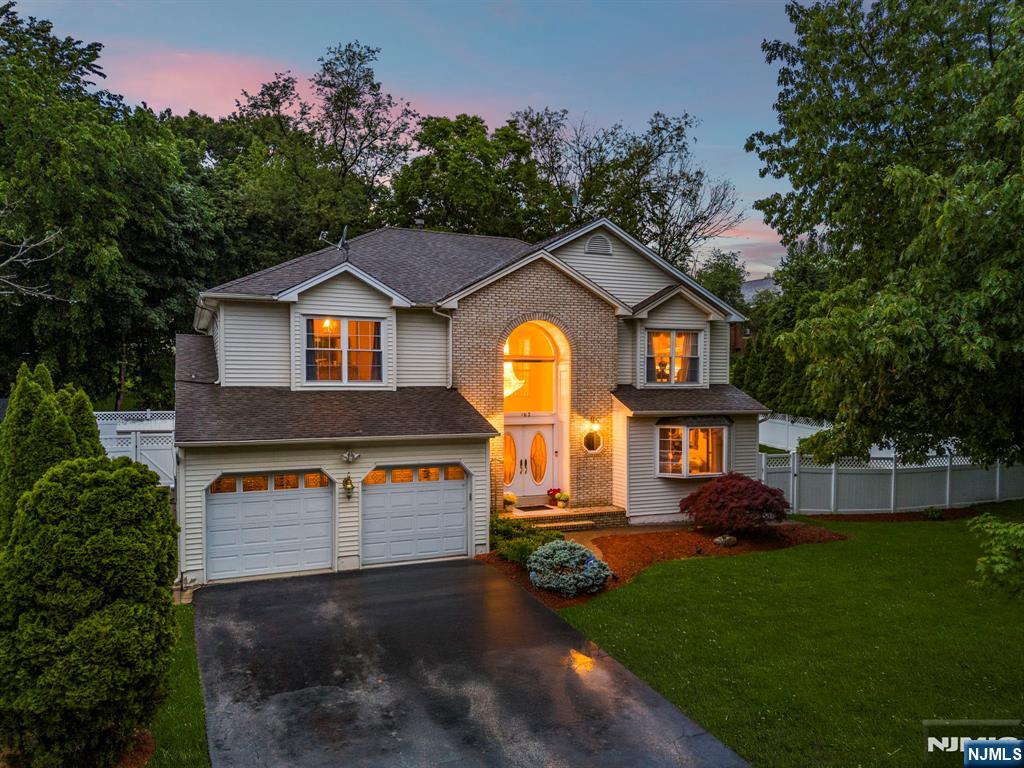 162 Split Rock Road, Paramus, New Jersey - 4 Bedrooms  
4 Bathrooms  
9 Rooms - 