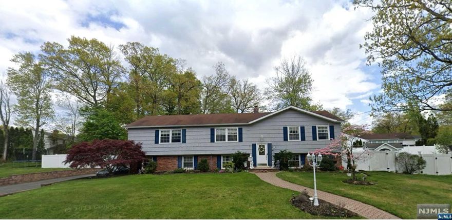 ENJOY THE INSIDE AND OUTSIDE OF THIS ELEGANT UPDATED AND EXPANDED HOME. THIS BI-LEVEL HOME IS PERFECTLY DESIGNED FOR DIFFERENT LIVING STYLES. HOME IS SITTING ON ALMOST 1/2 ACRE, FEATURES AN OPEN FLOOR PLAN WITH lIVING ROOM, DINING ROOM AND A BEAUTIFUL UPDATED KITCHEN, IDEAL FOR EASY LIVING AND ENTERTAINING . ALSO ON THE 1ST FL, YOU'LL FIND AN OFFICE PLUS TWO BEDROOMS WITH AMPLE CLOSET SPACE AND HARDWOOD FLOORS, FULL BATHROOM, NEXT TO THEM IS THE MASTER BEDROOM SUIT WITH FULL BATH AND WITH AMPLE CLOSETS. ON THE GROUND FLOOR YOU'LL FIND 2 EXTRA BEDROOMS PLUS A HUGE FAMILY ROOM PLUS 2 OVERSIZE GARAGE. YOU MUST SEE TO APPRECIATE ALL THIS HOME HAS TO OFFER YOU.