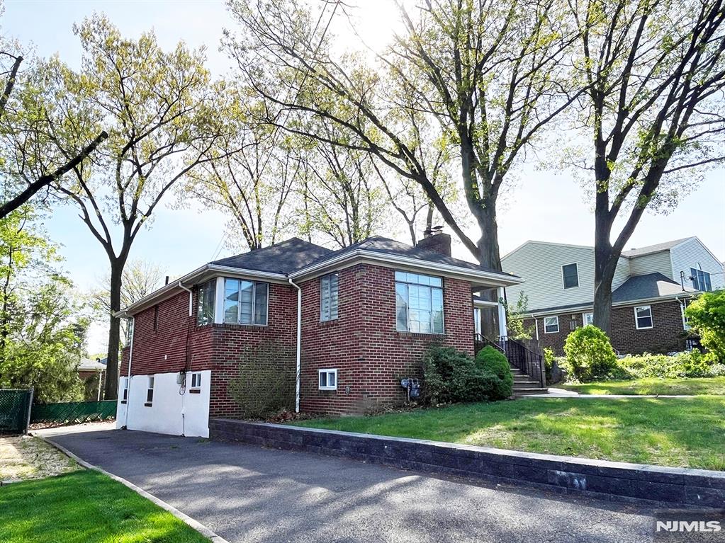 212 Westview Ave, Fort Lee, New Jersey - 4 Bedrooms  
2 Bathrooms  
6 Rooms - 