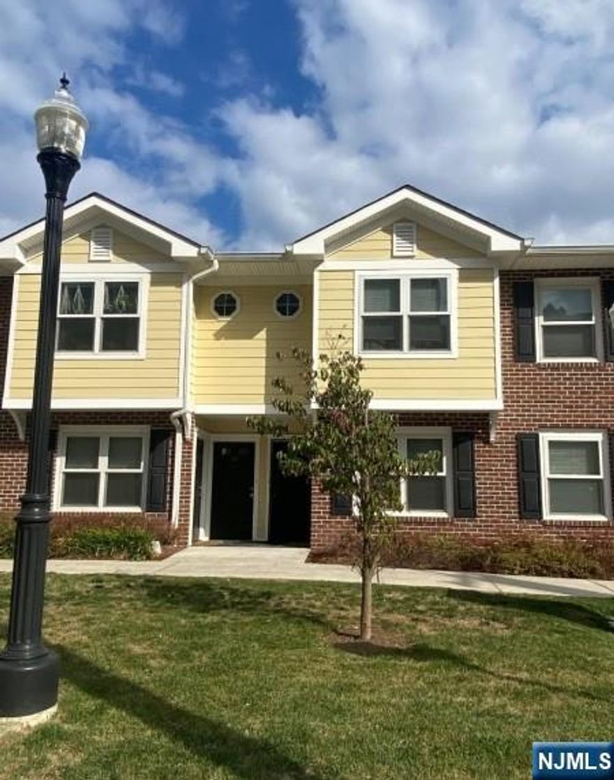 Beautiful first floor unit with private entrance. Great open layout with tons of closet space. Granite counters, with stainless steel appliances. Laundry in unit. Central air. Close to major highways. Pets welcome!