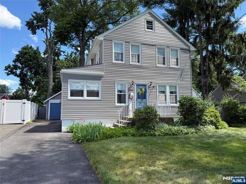 Photo of 810 Colfax Avenue, Pompton Lakes, NJ 07442 (MLS # 26023802)