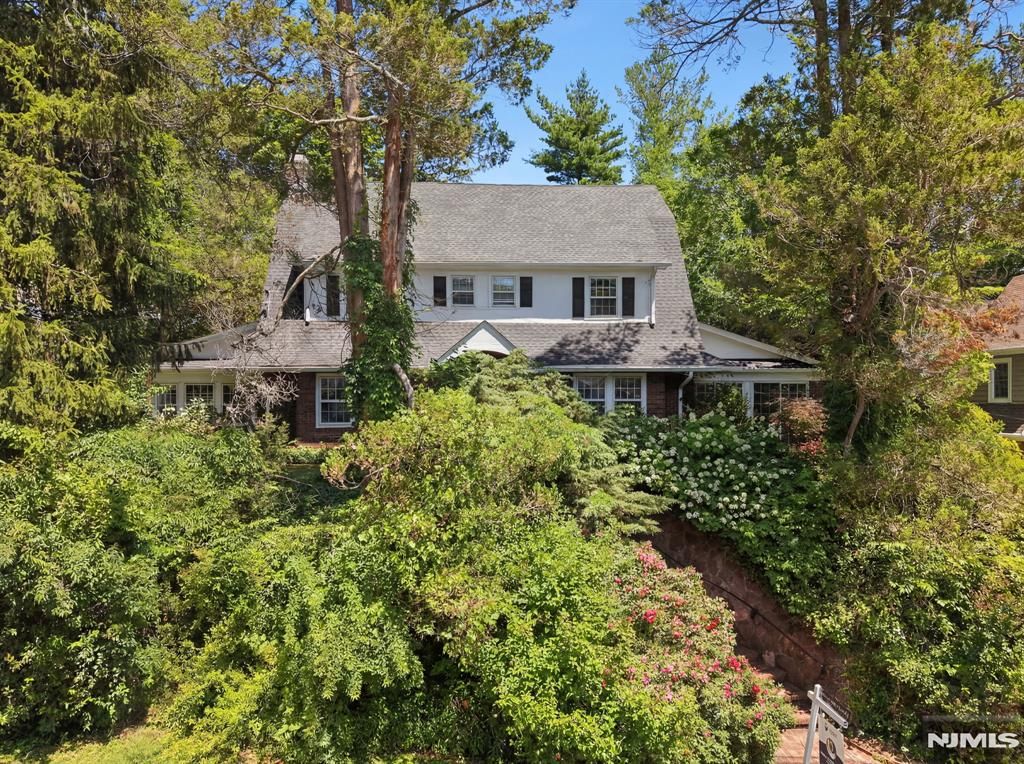 Photo of 157 Sussex Road, Tenafly, NJ 07670 (MLS # 26022965)