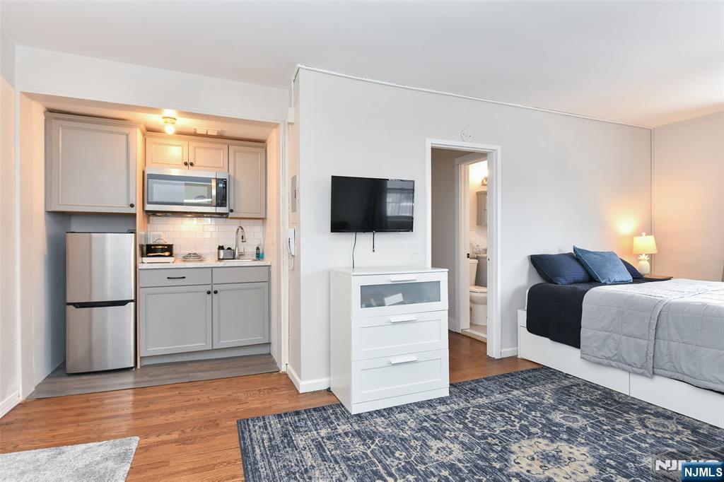 3020-3030 Edwin Avenue 5 H