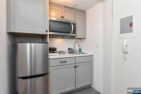Photo of 30203030 Edwin Avenue #5 H, Fort Lee, NJ 07024 (MLS # 26005647)