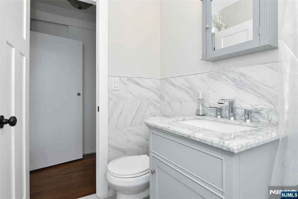 3020-3030 Edwin Avenue 5 H