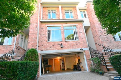 Photo of 105 Hudson Cove #105, Edgewater, NJ 07020 (MLS # 25034718)
