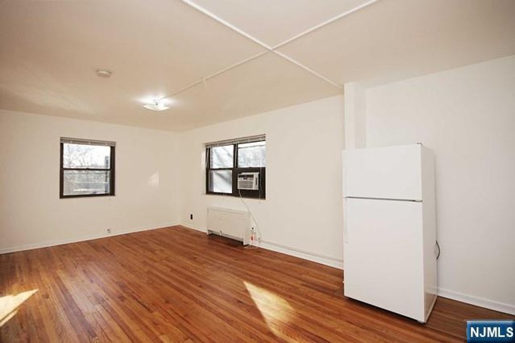 Photo of 3020 Edwin Avenue #2J, Fort Lee, NJ 07024 (MLS # 26001388)