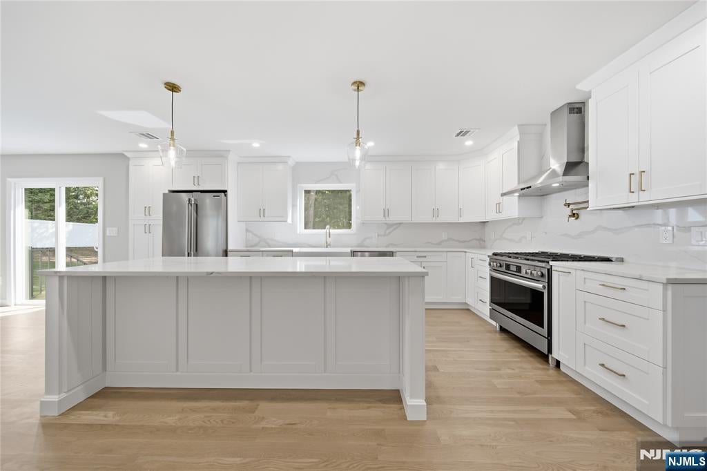 182 W Grand Avenue