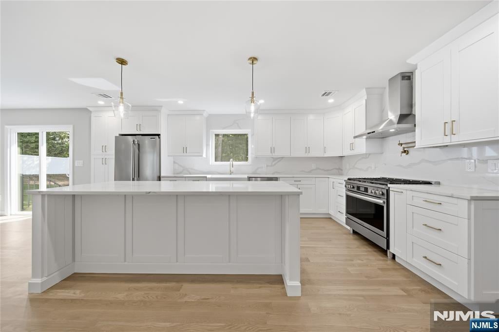 182 W Grand Avenue