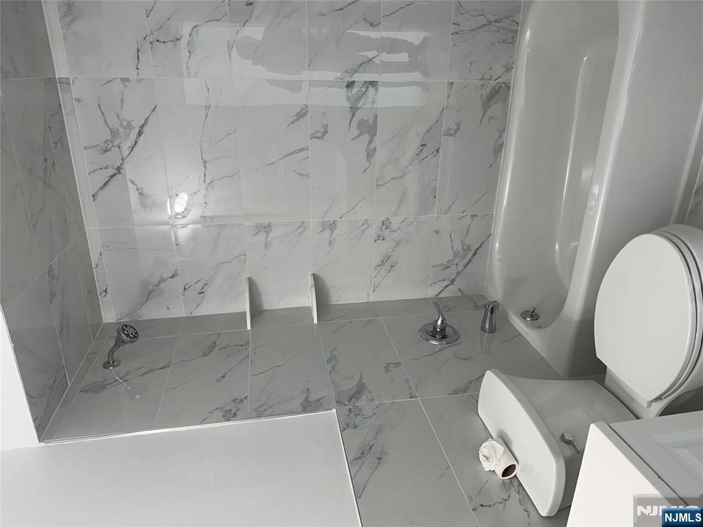 Hackensack, New Jersey 07601, United States, 1 Bedroom Bedrooms, ,1 BathroomBathrooms,Residential,Pending,112588