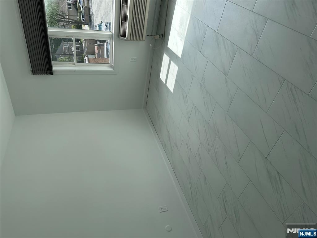 Hackensack, New Jersey 07601, United States, 1 Bedroom Bedrooms, ,1 BathroomBathrooms,Residential,Pending,112588