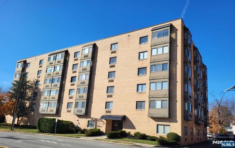 Photo of 5 Linden St #2J, Hackensack, NJ 07601 (MLS # 26032040)