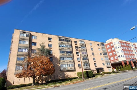 Photo of 5 Linden St #2J, Hackensack, NJ 07601 (MLS # 26032040)