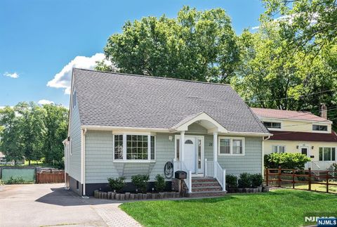 Photo of 20 Riverview Circle, Little Falls, NJ 07424 (MLS # 26019910)