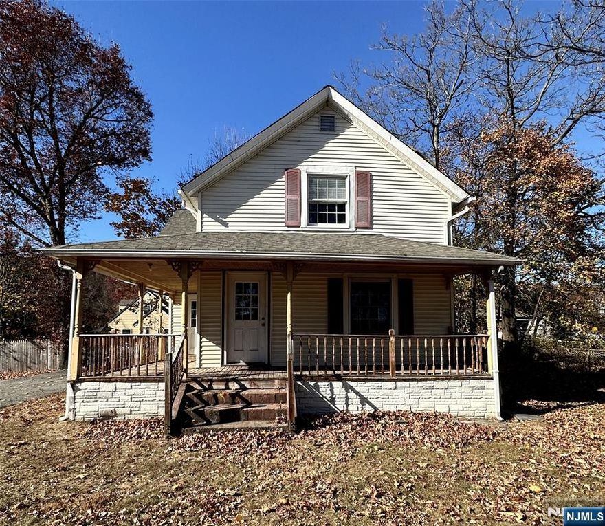 Renovated Colonial Style single family home for lease. Total of 6 rooms, 3 bedrooms, 1 full bathroom. full unfinished basement. Driveway for approx 4 cars. Yard use. Close to highways, bus stop and train station. Close to shopping, schools and worship. Pets are conditional. New kitchen, appliances, bathroom, freshly painted, hardwood floors throughout.