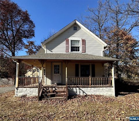 Photo of 13 Mountainside Ave, Mahwah, NJ 07430 (MLS # 26004787)