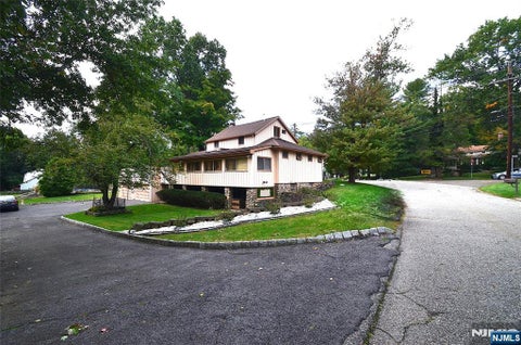 Photo of 830 Circle Avenue, Franklin Lakes, NJ 07417 (MLS # 26037398)