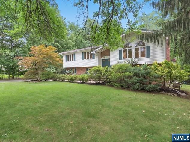 945 Woodland Ave, Oradell, New Jersey - 5 Bedrooms  
3 Bathrooms  
9 Rooms - 