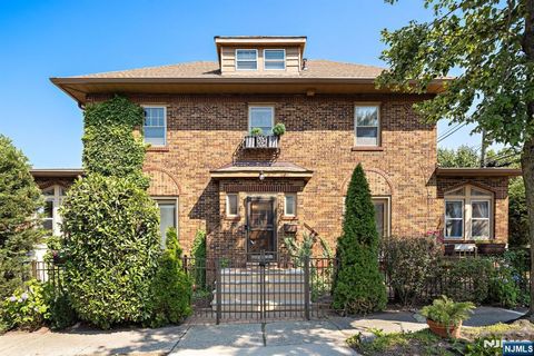 Photo of 540 Highridge Avenue, Cliffside Park, NJ 07010 (MLS # 26026655)