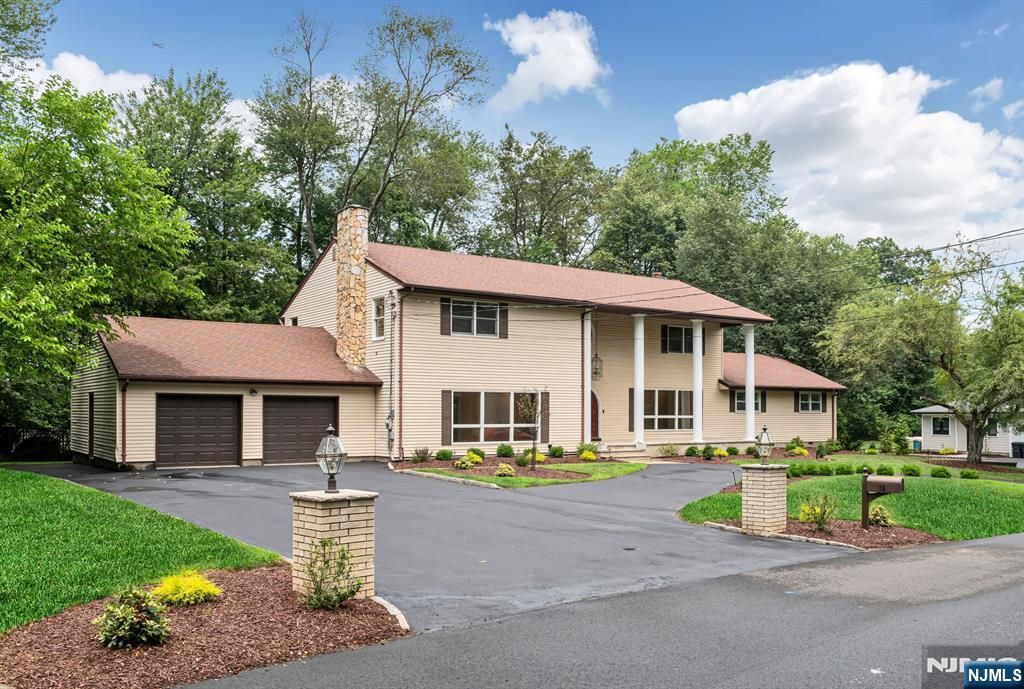 Photo of 39 Edgewood Avenue, Wyckoff, NJ 07481 (MLS # 25033035)